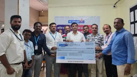 मोर्लेतील गवस कुटुंबियांना पीएम सुरक्षा विमा अंतर्गत २ लाखाचा धनादेश