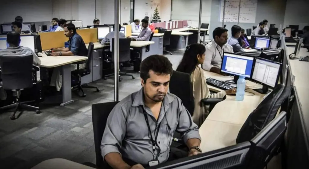 माहिती तंत्रज्ञान क्षेत्रातील रोजगारांवरील टांगती तलवार! The hanging sword on jobs in the information technology sector!