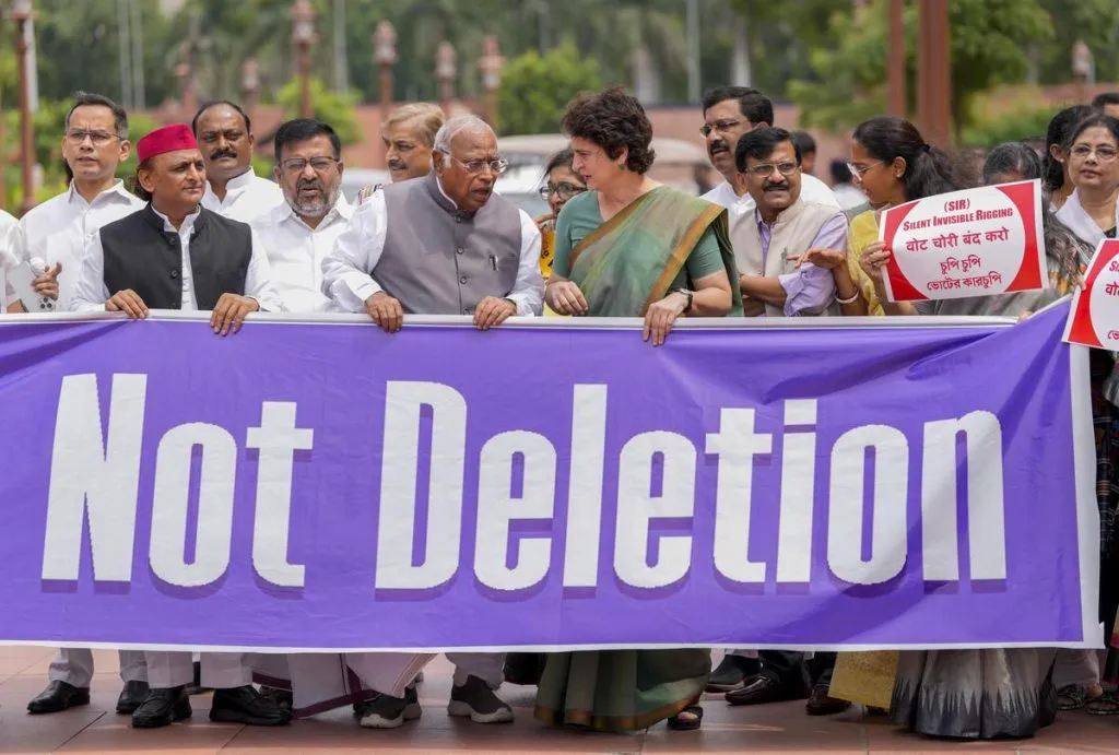 बिहार ‘एसआयआर’वर संसदेत व्हावी चर्चा :खर्गे Bihar 'SIR' should be discussed in Parliament: Kharge