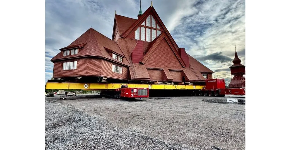 672 ton church reaches 5 km away