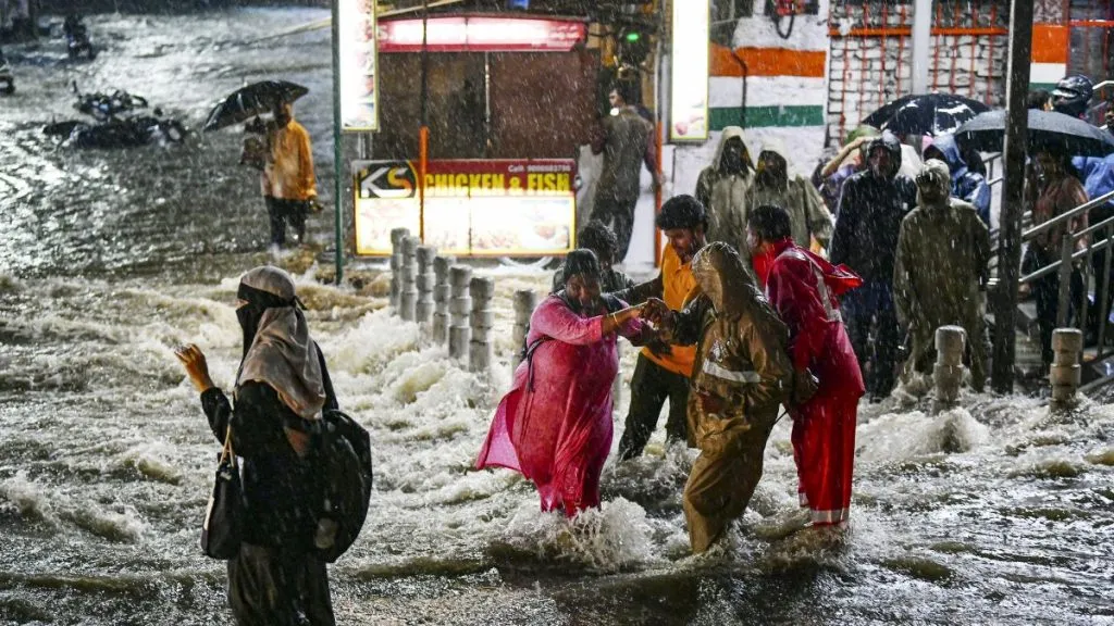 आंध्रप्रदेश, तेलंगणात अतिवृष्टी Heavy rains in Andhra Pradesh, Telangana