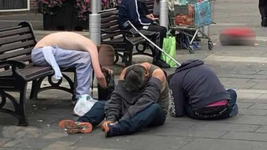 लंडनच्या रस्त्यांवर ‘झॉम्बी’सारखे लोक 'Zombie-like' people on the streets of London