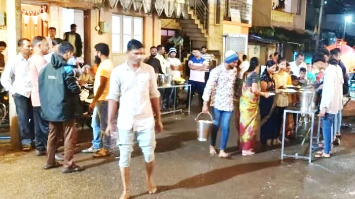 Crowd of devotees for Ganesh Darshan in Dhamane area: Mahaprasad distributed by many mandals