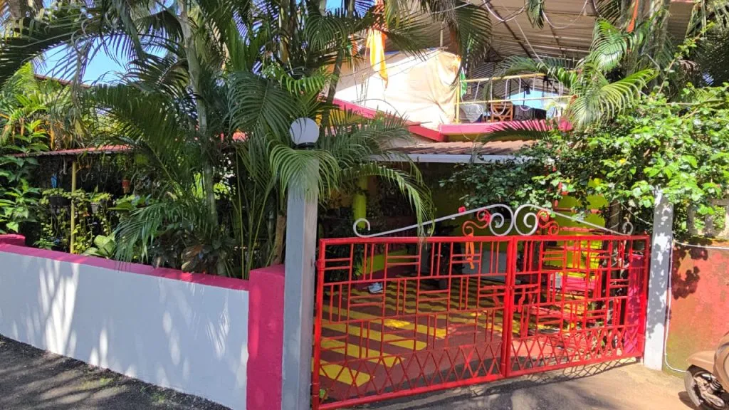 दानशूर बिल्डर, वाहनचालक, पंच,‘गोल्ड मॅन’च्या घरांवर छापे Raids on the houses of charitable builder, driver, umpire, 'Gold Man'