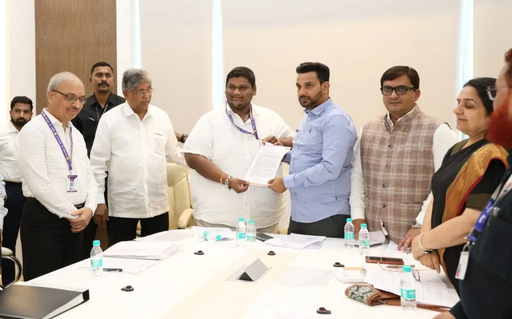 सीमाप्रश्नासंदर्भात ठोस पावले उचला Take concrete steps regarding the border issue