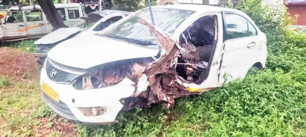 कारचा टायर फुटल्याने दुभाजकाला धडक Car hits divider after tire bursts