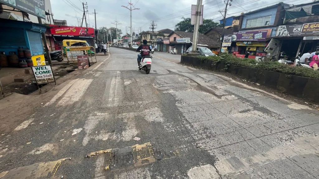 Traffic jams in the city are in a dangerous state.
