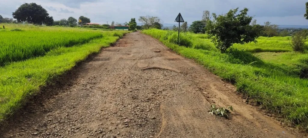 Who is responsible for the Mandoli-Khaderwadi link road?