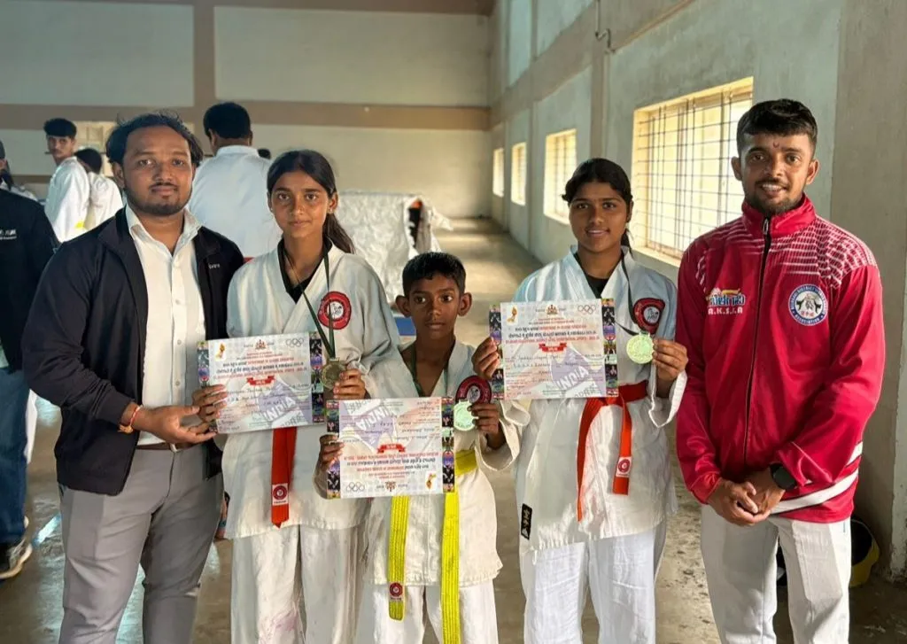 इदलहोंड शाळेचे राज्यस्तरीय कराटे स्पर्धेसाठी निवड Idalhond School selected for state-level karate competition