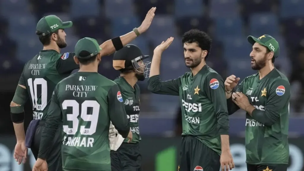 Pakistan sweeps Oman