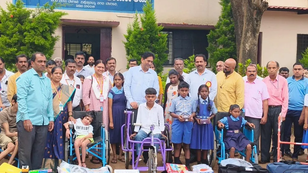 आमदार सेठ यांच्याकडून दिव्यांग विद्यार्थ्यांना साहित्याचे वितरण MLA Seth distributes literature to disabled students