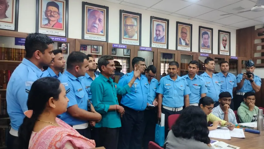 Air Force trainees visit the library