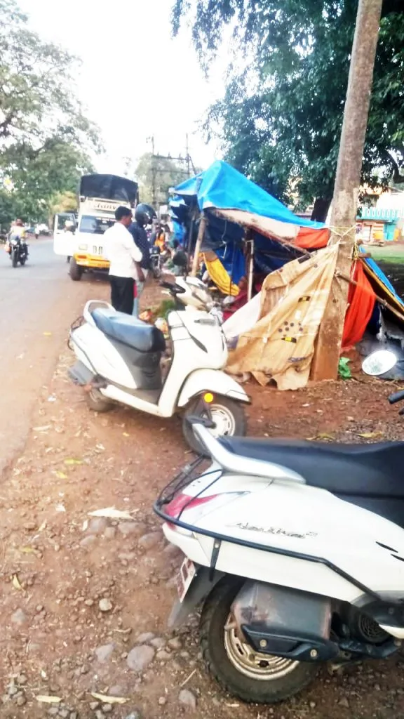 सुळगा (हिं.) बसस्थानकाशेजारीच भाजीविक्रेत्यांचे ठाण Sulga (Hindi) Vegetable vendors' stall next to the bus stand