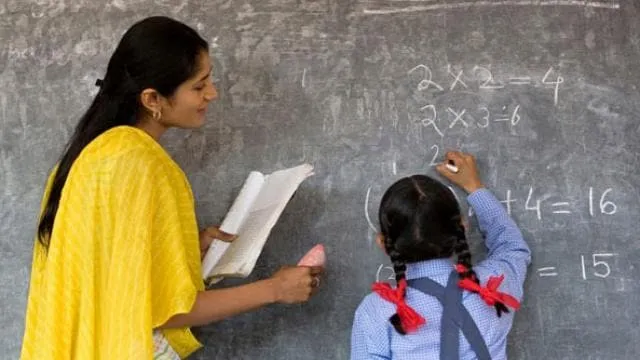 …तर सात हजार गुरुजीची नोकरी धोक्यात ! Recruitment process for 18,500 teachers to begin soon