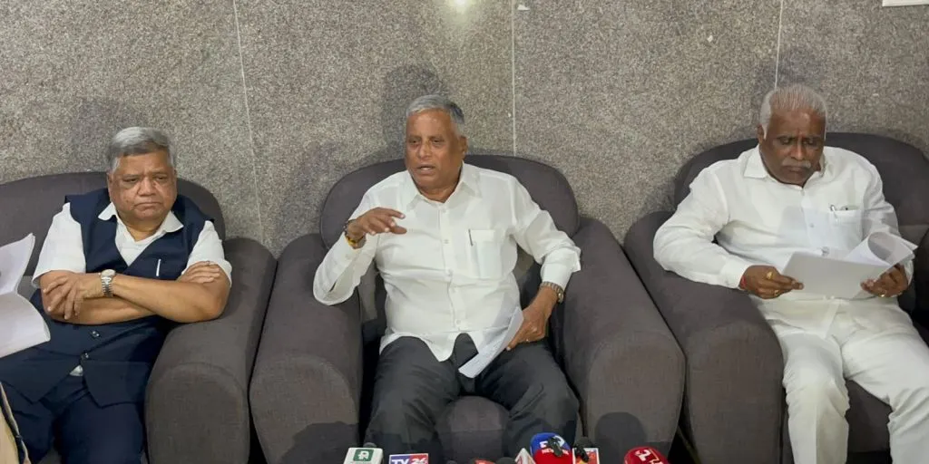 राज्य सरकारच्या दुर्लक्षामुळे रेल्वे प्रकल्प रखडले Railway projects stalled due to state government's negligence