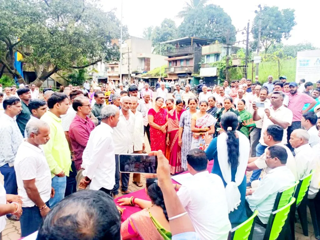 येळ्ळूर लक्ष्मी चौक येथील अतिक्रमणाचा प्रश्न न सुटल्याने कंपाऊंड बांधणी रखडली Compound construction stalled due to unresolved encroachment issue at Yellur Laxmi Chowk