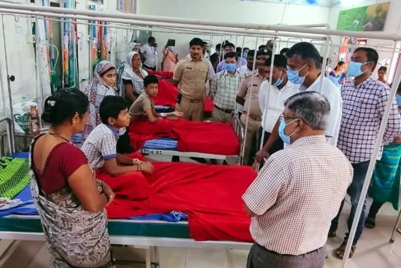 हिरेकोडीच्या विद्यार्थ्यांची पालकमंत्र्यांकडून विचारपूस The Guardian Minister questions the students of Hirekodi.