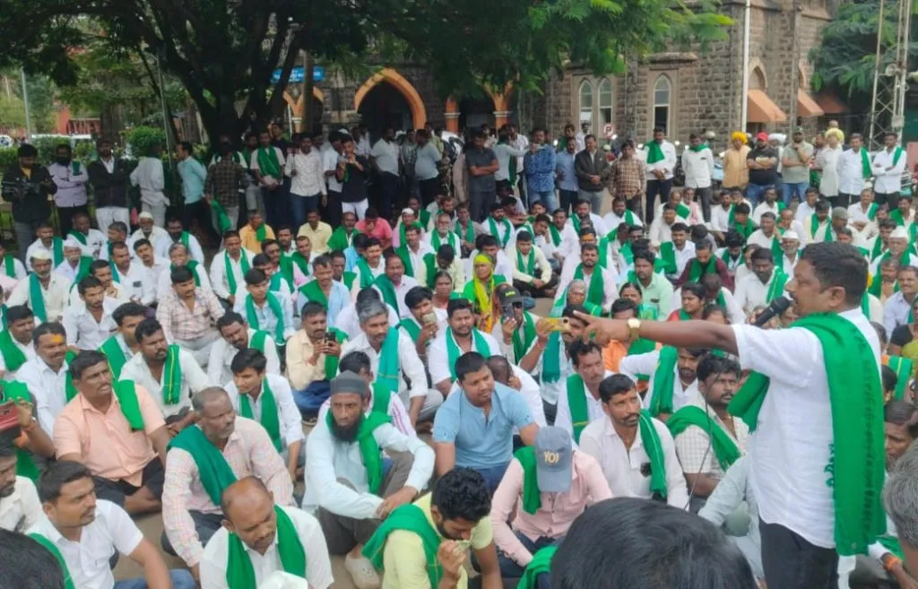 Seal 'Jai Kisan', farmers storm the District Collector's office