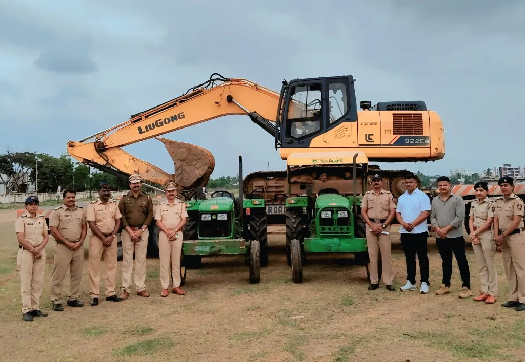 दोन ट्रॅक्टरसह पोकलेन परस्पर विकले Two tractors and a poclain sold without permission