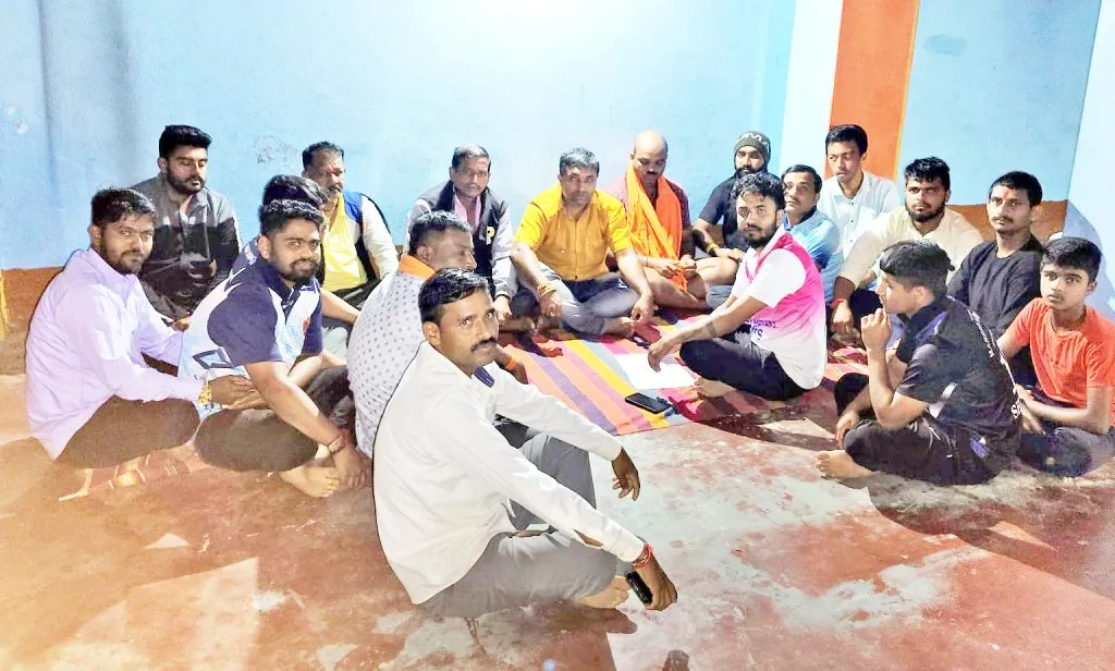 देसूर येथील शिवप्रतिष्ठान हिंदुस्थानच्यावतीने दुर्गामाता दौडसंदर्भात धारकऱ्यांची बैठक Meeting of devotees regarding Durga Mata Daud on behalf of Shiv Pratishthan Hindustan in Desor