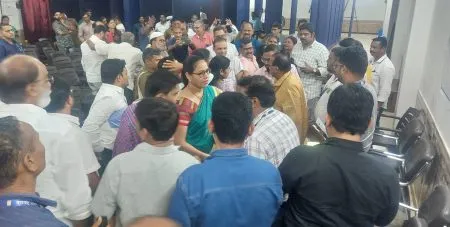 कुत्र्यांच्या बंदोबस्तासाठी प्राणीमित्र, नागरिकांमध्ये खडाजंगी Clash between animal lovers and citizens over dog control