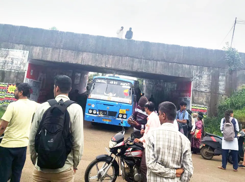 हलगा गाव बससेवेपासून वंचित Halga village deprived of bus service