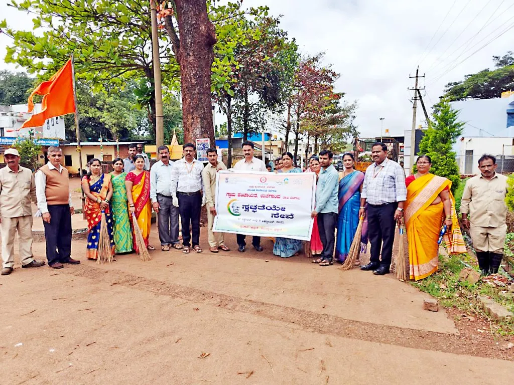 उचगाव येथील छत्रपती शिवाजी महाराज चौकात ग्रा.पं.-ता.पं.तर्फे स्वच्छता अभियान Cleanliness campaign by Gram Panchayat-Tel Panchayat at Chhatrapati Shivaji Maharaj Chowk in Uchgaon