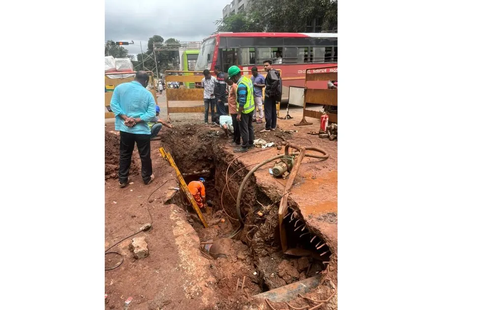 Repair of burst gas pipeline near RTO Circle