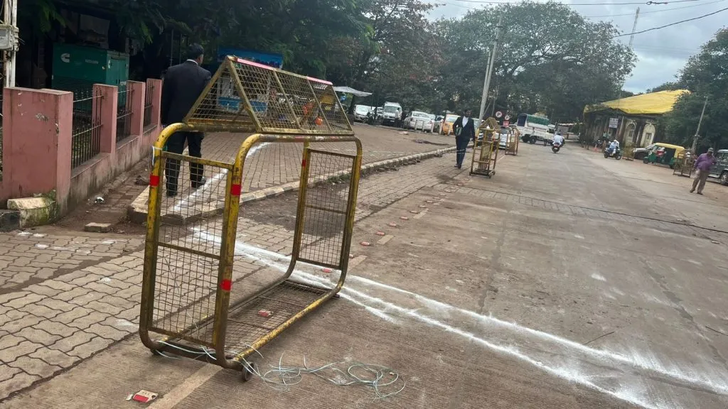 जिल्हाधिकारी कार्यालयासमोरील रस्त्याने घेतला मोकळा श्वास The street in front of the Collectorate breathed a sigh of relief