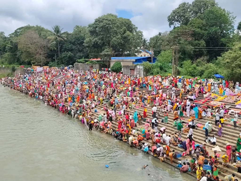 Crowd on Malaprabha river on the occasion of Sarvapitri Amavasya