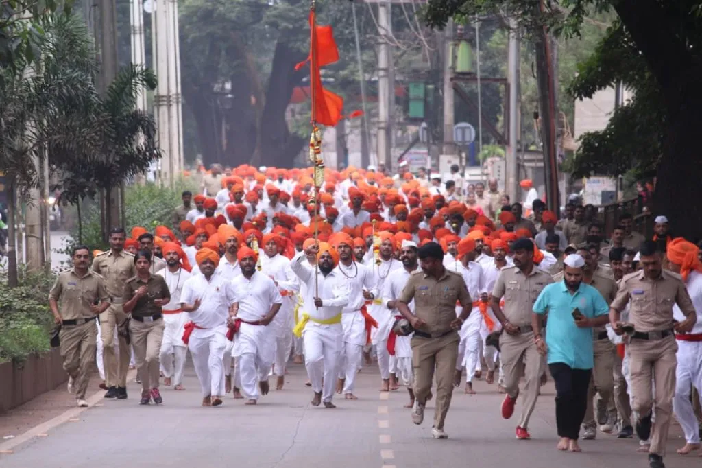दुर्गामाता दौडमध्ये सळसळत्या तरुणाईचा उत्साह The enthusiasm of the youth participating in the Durga Mata Race
