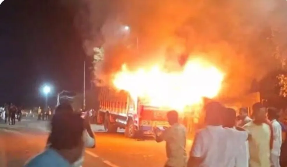 गोमांस वाहतुकीच्या संशयावरून पेटविला ट्रक Truck set on fire on suspicion of transporting beef