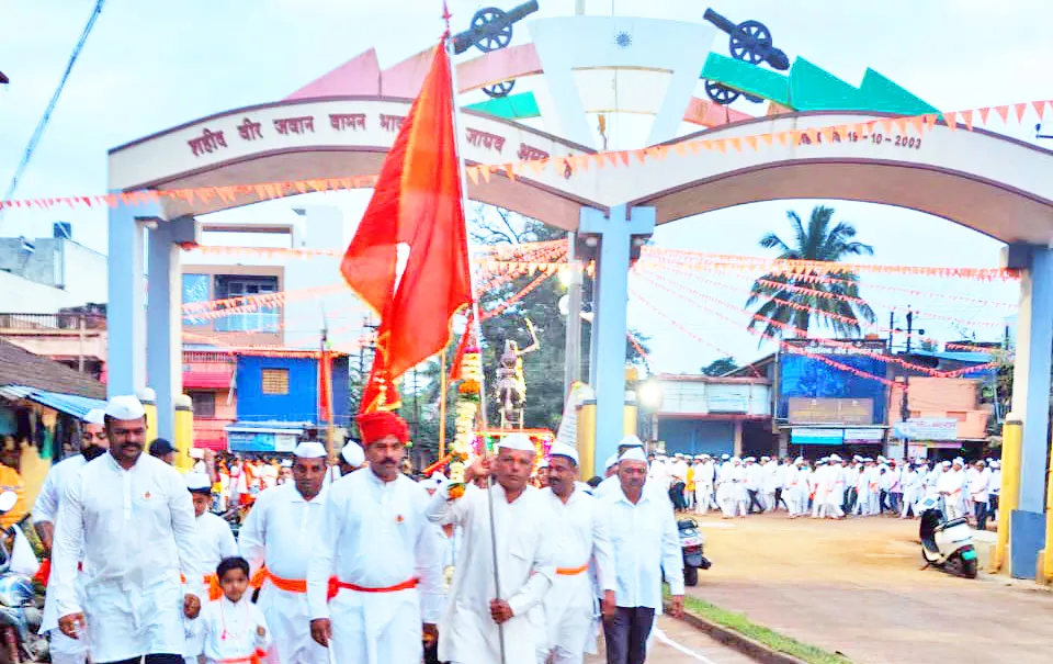 The participation of young people and children in the race is also notable.