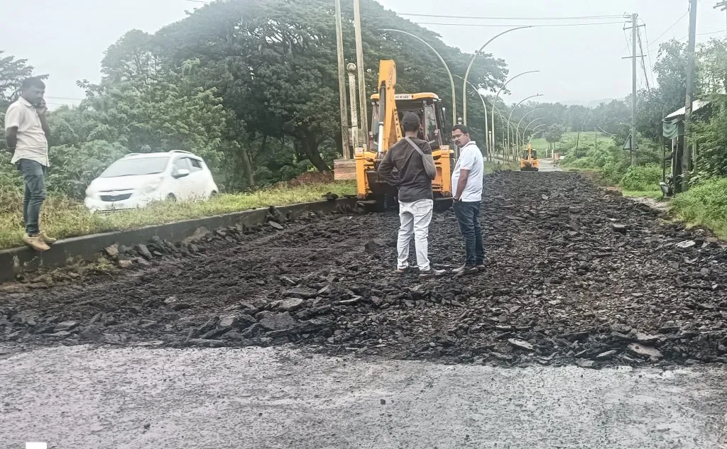 राजा टाईल्स-करंबळ क्रॉसपर्यंतच्या शहरांतर्गत रस्ताकामाला सुरुवात Road work within the city from Raja Tiles to Karambal Cross begins