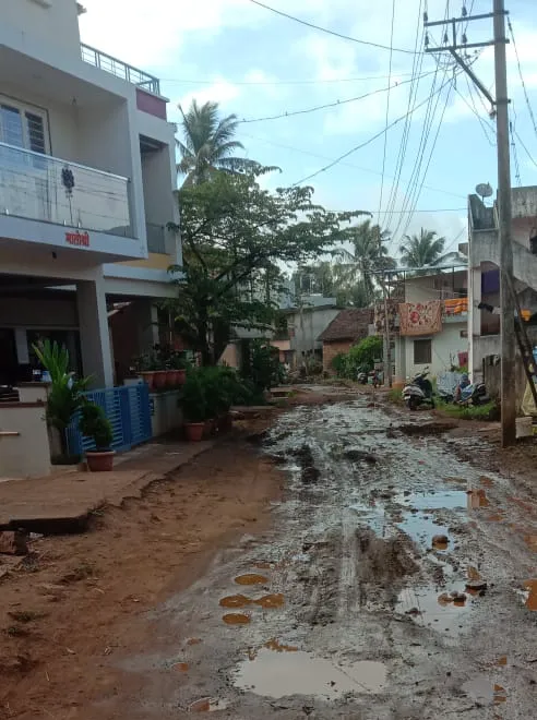 गौंडवाडमधील शिवपुतळ्यापासून गावात प्रवेश करणाऱ्या रस्त्याची दुर्दशा The plight of the road leading from the Shiva statue in Goundwad to the village