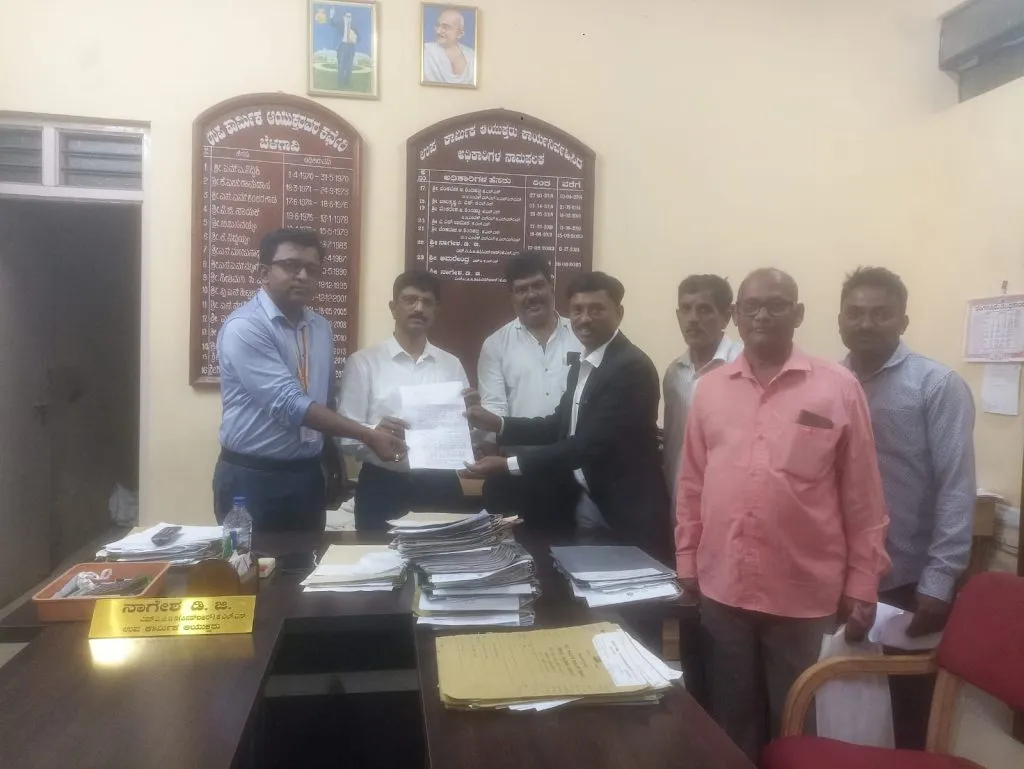 कामगार अधिकाऱ्यांना विविध मागण्यांचे निवेदन Statement of various demands to labor officials