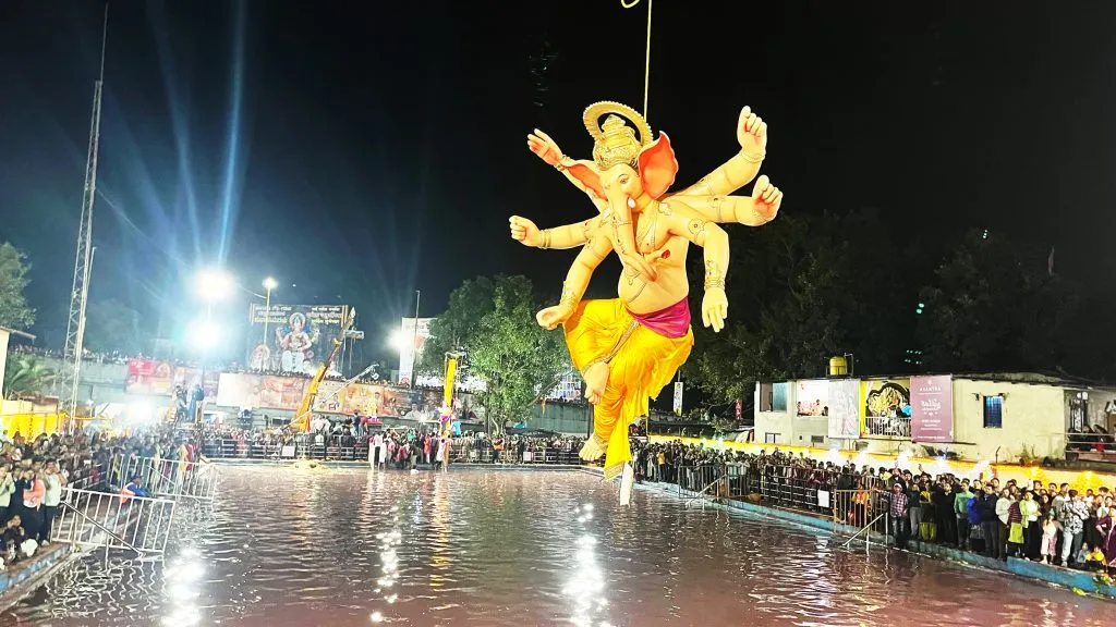 विसर्जन मिरवणूक 24 तासांहून अधिक काळ सुरूच… The immersion procession continued for more than 24 hours...