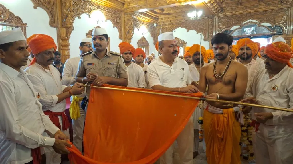 ‘भीती न आम्हा तुझी मुळीही गडगडणाऱ्या नभा!’ ‘We are not afraid of you, thundering Nabha!’