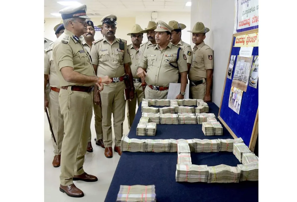 अपहरण करून 1.1 कोटी रु. लुटणाऱ्या 8 जणांना अटक 8 arrested for kidnapping and robbing Rs. 1.1 crore
