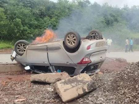 डॉक्टरांची कार उलटून पेटली, लेक जखमी Doctor's car overturned and caught fire, daughter injured