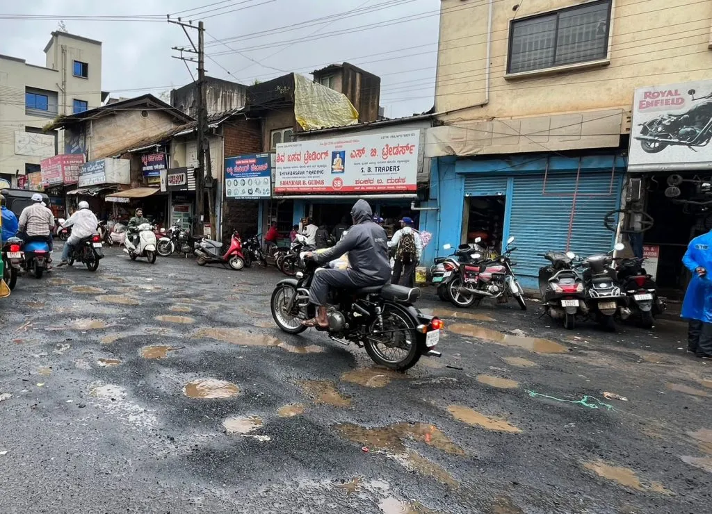 फोर्टरोडवर खड्ड्यांचे साम्राज्य : प्रवाशात संताप Potholes on Fort Road: Passengers angry