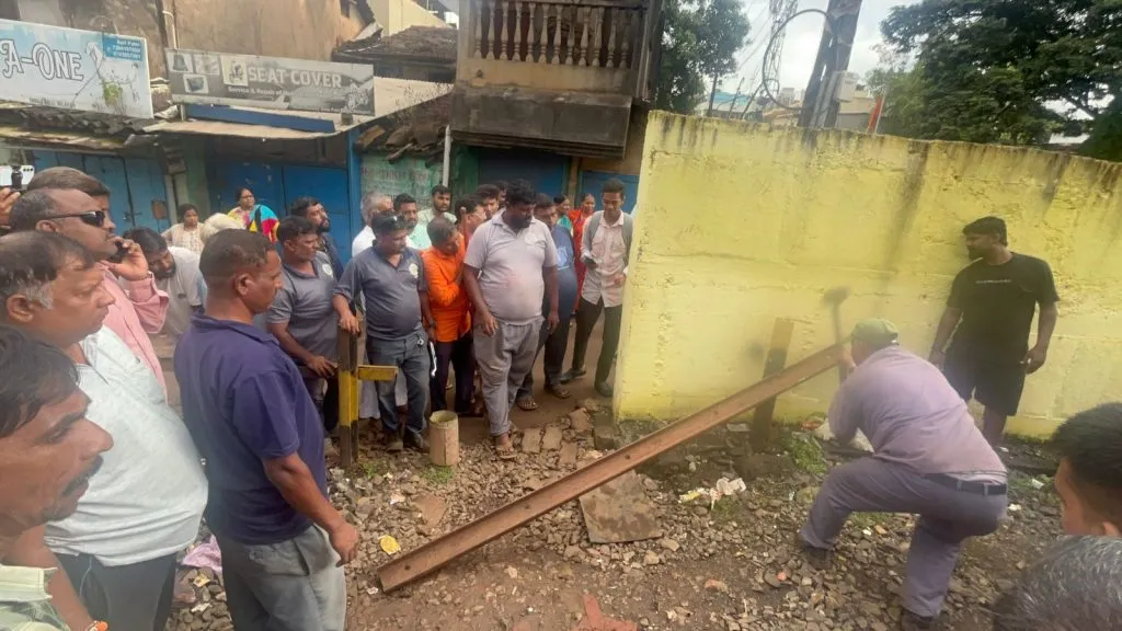 Protest near Tanaji Galli railway gate by blocking the train