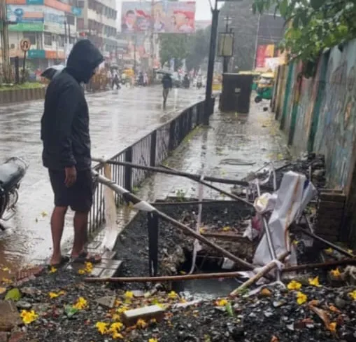 कॉलेज रोडवरील धोकादायक गटारीकडे लक्ष द्या Watch out for dangerous drains on College Road