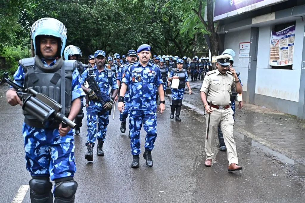 उद्यमबाग-टिळकवाडी पोलीस स्थानकांच्या कार्यक्षेत्रात जलद कृती दलाचे पथसंचलन Rapid Action Force patrols in the jurisdiction of Udyambagh-Tilakwadi police stations