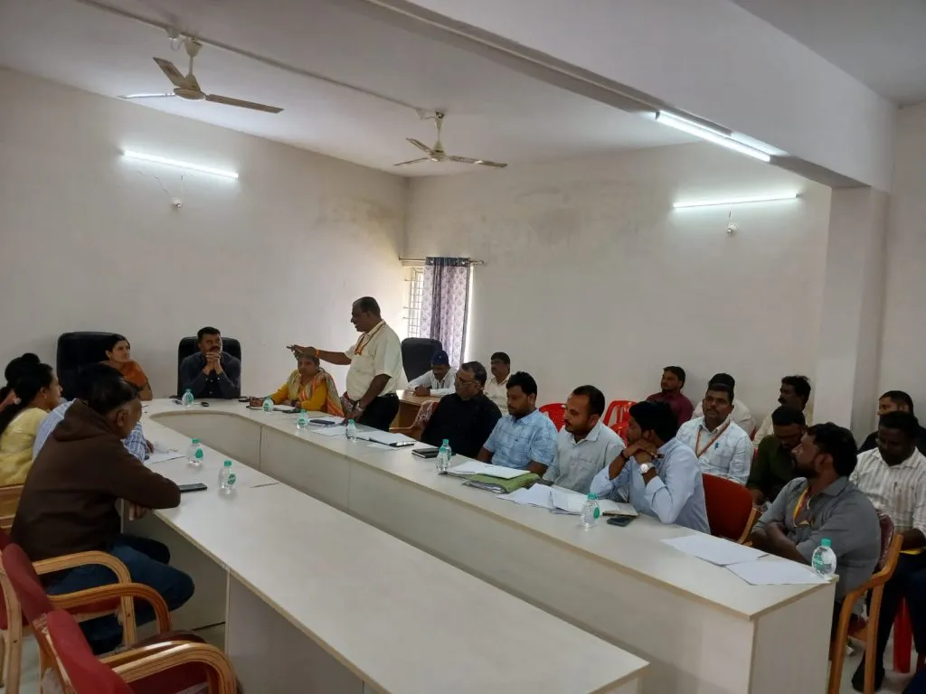 शहर स्वच्छतेवर अधिक भर द्या! Focus more on city cleanliness!