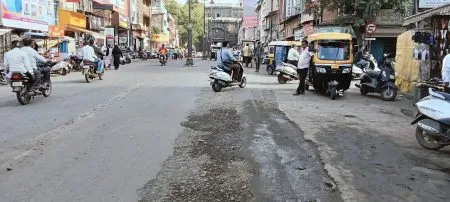 देवीच्या पालखी मार्गात खड्डे अन् धुळीचे साम्राज्य Potholes and a kingdom of dust on the deity’s palanquin route