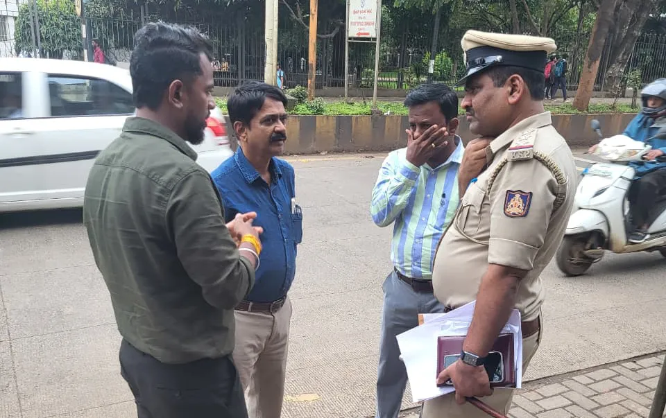 चरींवर पुन्हा चिपिंग घालण्यास प्रारंभ Start chipping again on the slopes.