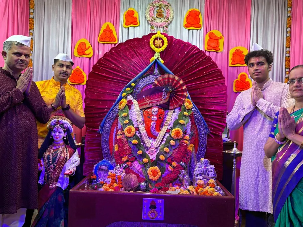 अनगोळकर कुटुंबीयांकडून गणेशमूर्तीला चांदीचा हार Silver necklace for Ganesh idol from Angolkar family