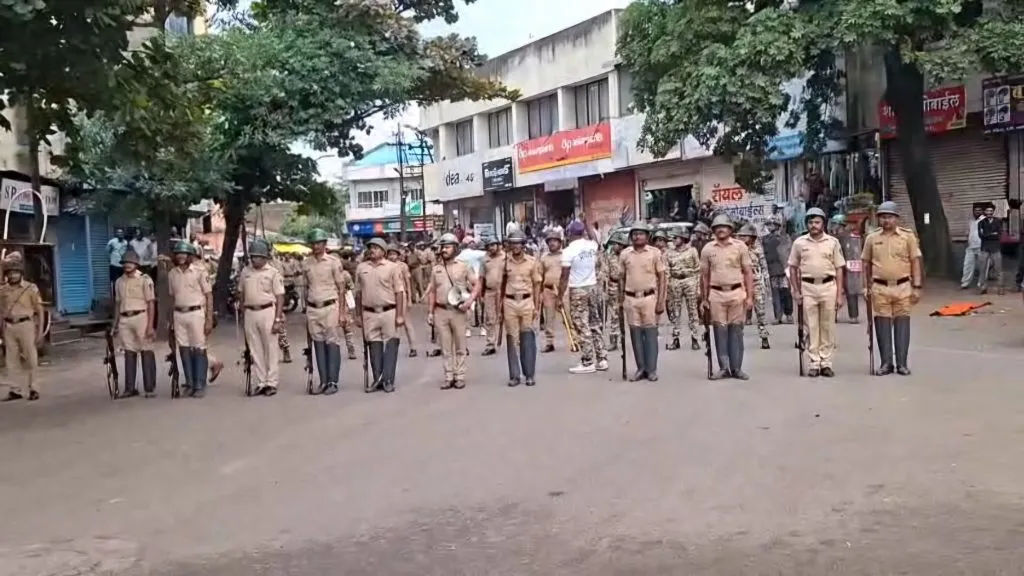 अश्रुधुराच्या नळकांड्या; हवेत गोळीबार Tear gas shells fired; shots fired in the air
