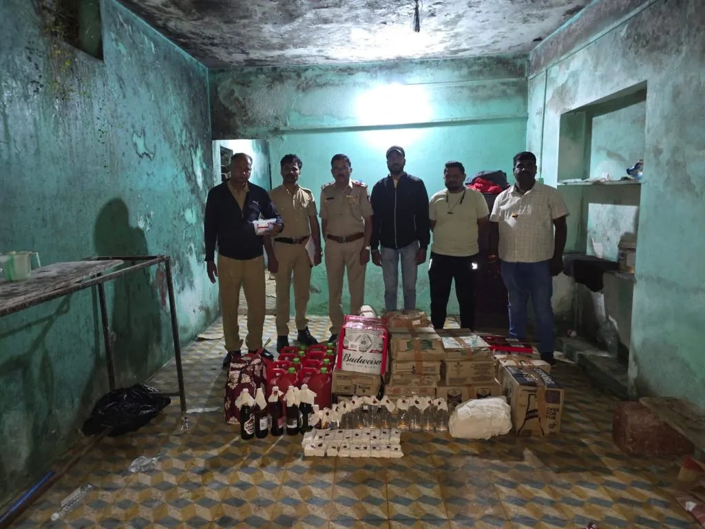 गँगवाडीत बेकायदा दारू जप्त ; माळमारुती पोलिसांची कारवाई Illegal liquor seized in Gangwadi; Malmaruti police take action